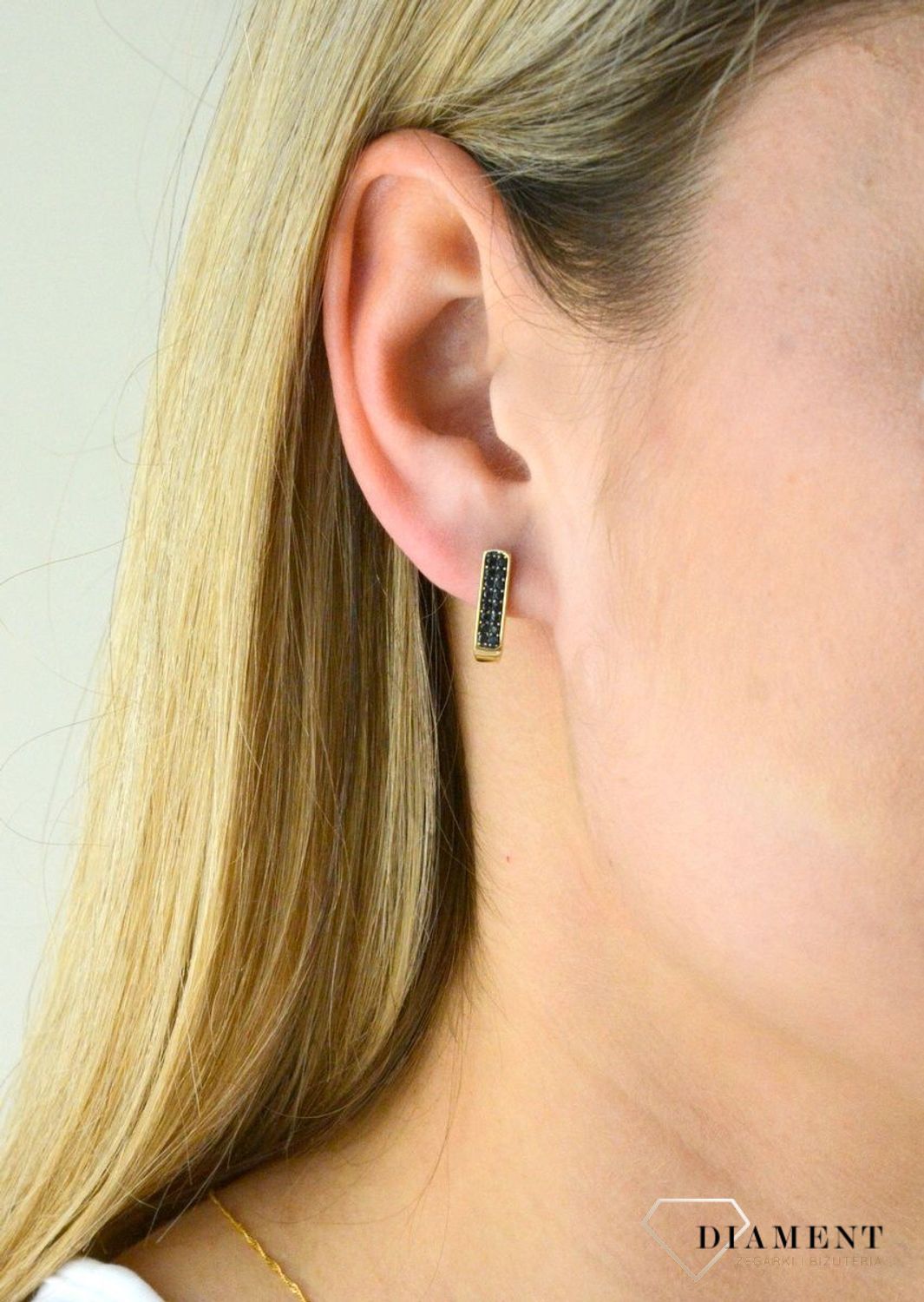 Złote kolczyki z czarnymi cyrkoniami KL 6957. Złote kolczyki cyrkonią. Złote kolczyki z czarną cyrkonią. Złote kolczyki delikatne. Malutkie kolczyki z cyrkonią. Kolczyki dla dziewczynki. Kolczyki dla kobiet.jpg